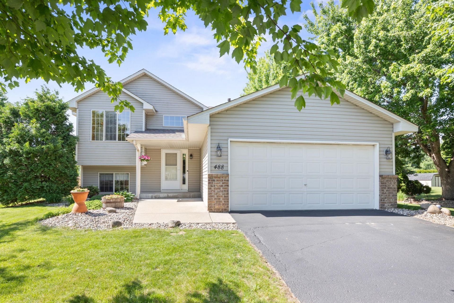 488 Thomas Avenue , Shakopee, MN 55379