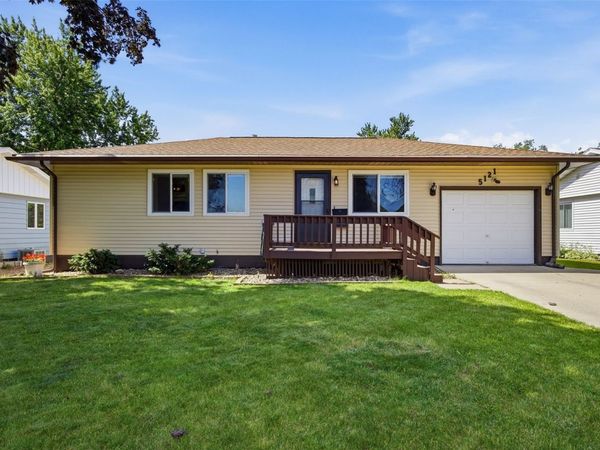 5121 Kesler Road NW, Cedar Rapids, IA 52405