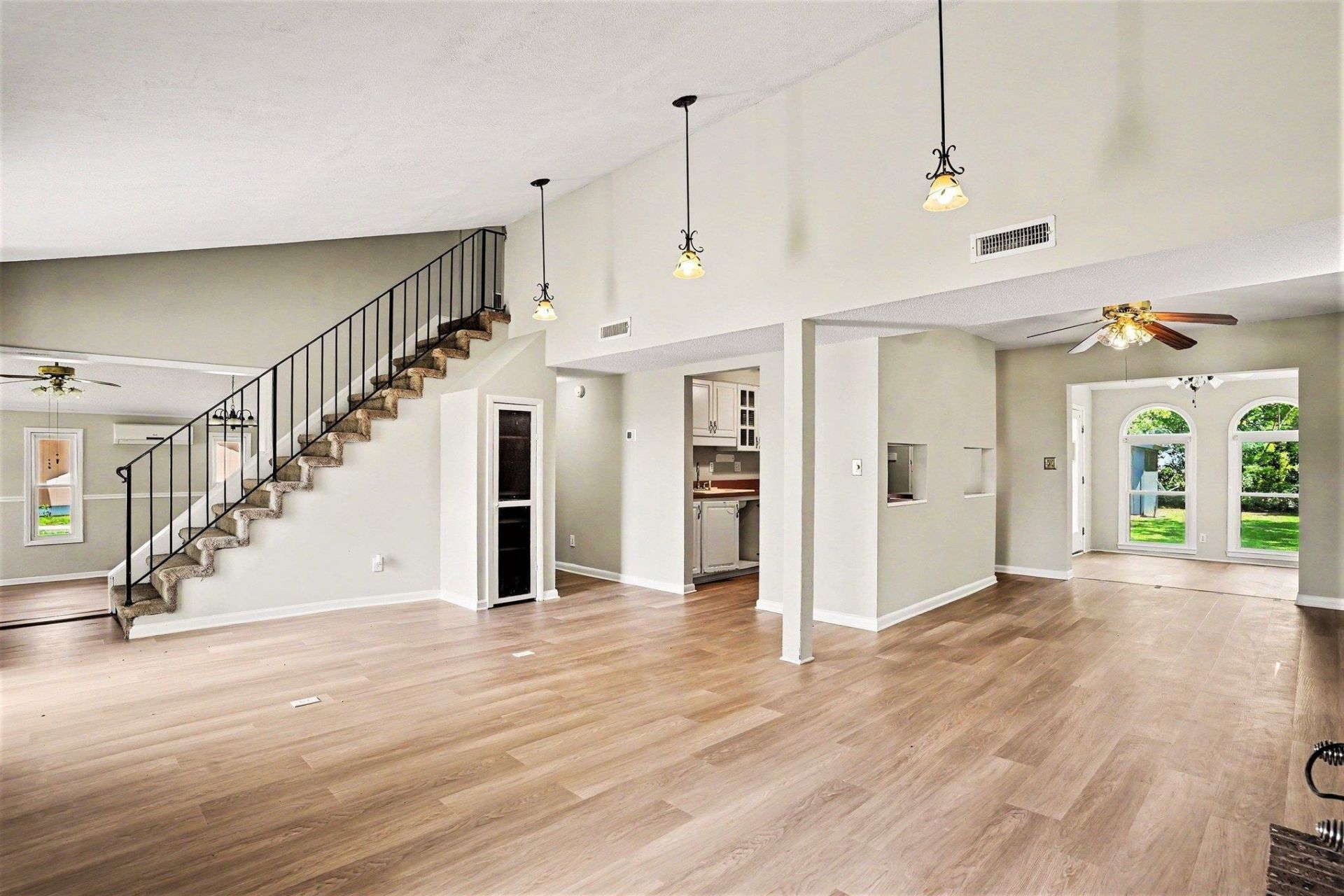 213 Caropine Dr. Photo 3