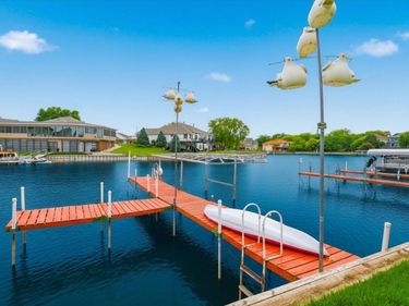 1070 WATERS EDGE Court, CARTER LAKE, IA 51510