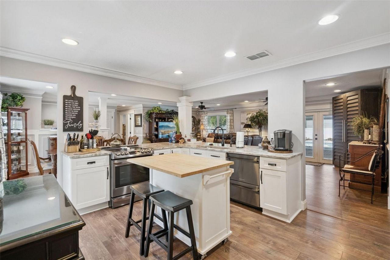 2530 E New York Avenue, Deland, FL 32724 Photo