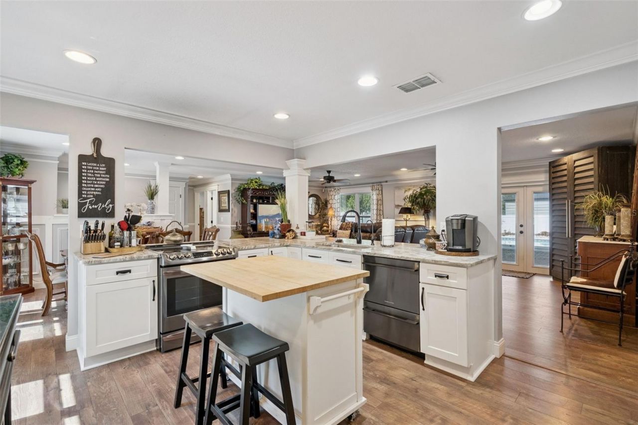 2530 E New York Avenue, Deland, FL 32724 Photo