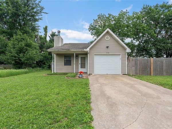 1456 Love Lane , Gentry, AR 72734