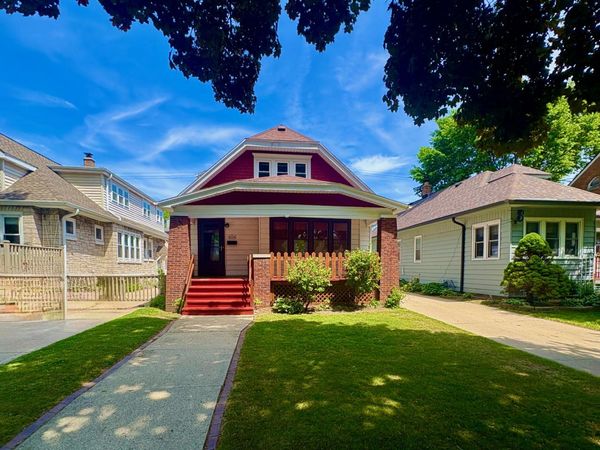 4034 N Larkin St, Shorewood, WI 53211