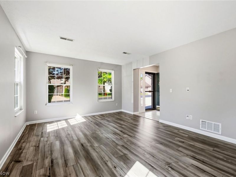 16093 Primrose Circle , Middleburg Heights, OH 44130 Photo 8