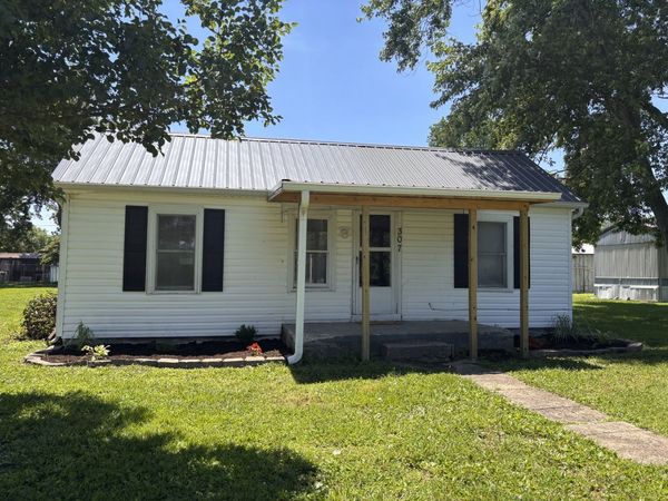307 Casey Street , Woodlawn, IL 62898
