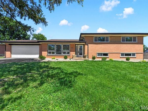800 Charlesgate Drive , St Louis, MO 63132