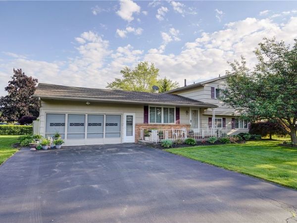 7 Flamingo Dr , Rochester, NY 14624