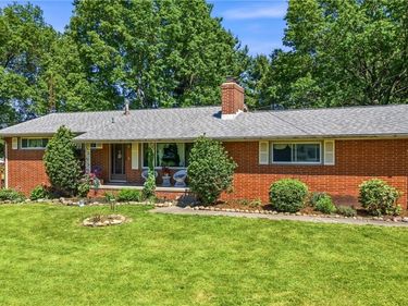 6127 Columbus Road NE, Louisville, OH 44641