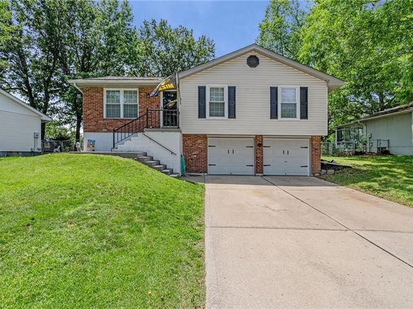 716 Redwood Lane, Blue Springs, MO 64014