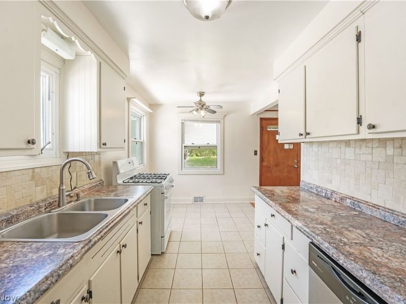 6150 Wareham Drive , Parma, OH 44129 Photo 3