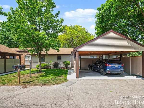 2631 Chatham Woods Drive SE, Grand Rapids, MI 49546