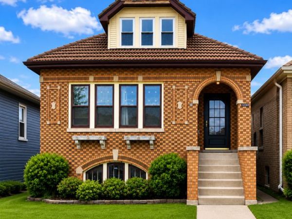 5230 N Liano Avenue , Chicago, IL 60630