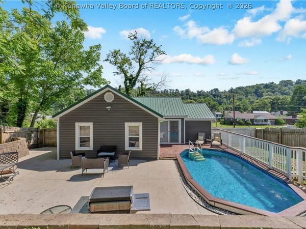 449 Strawberry Road, St Albans, WV 25177