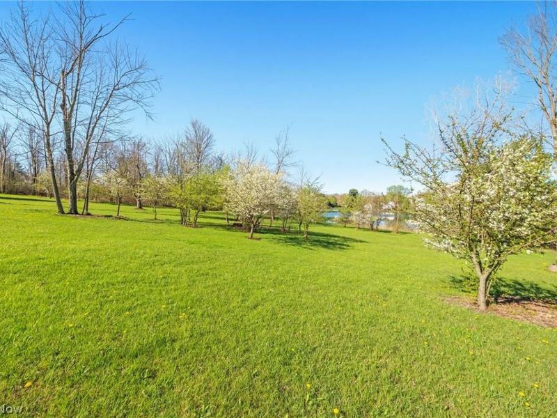 Bainbridge Road , Chagrin Falls, OH 44023 Photo 8