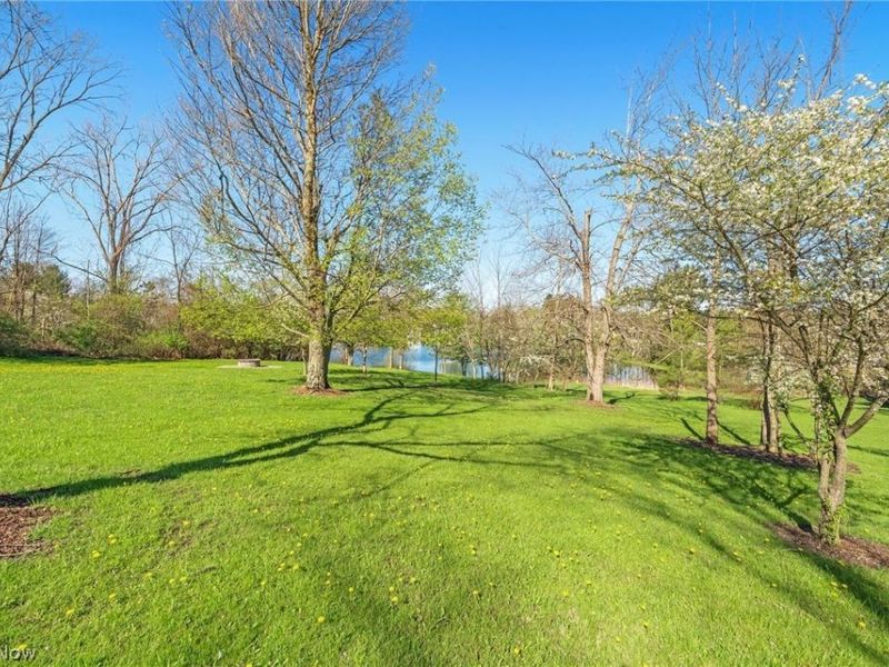 Bainbridge Road , Chagrin Falls, OH 44023 Photo 9