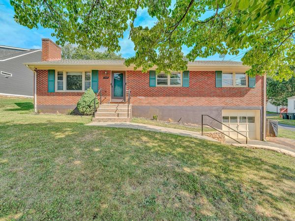 1129 Stoutamire DR , Salem, VA 24153