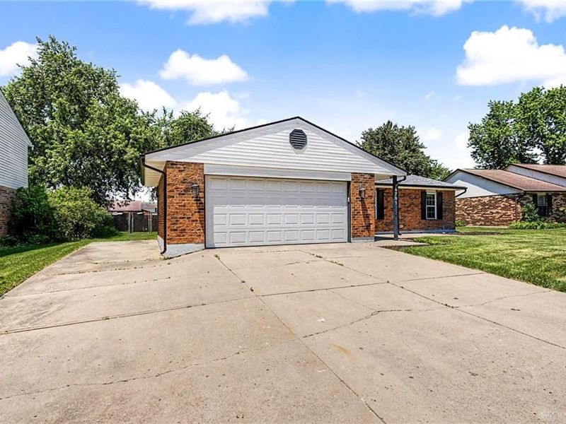 8781 Emeraldgate Drive, Huber Heights, OH 45424 Photo 3