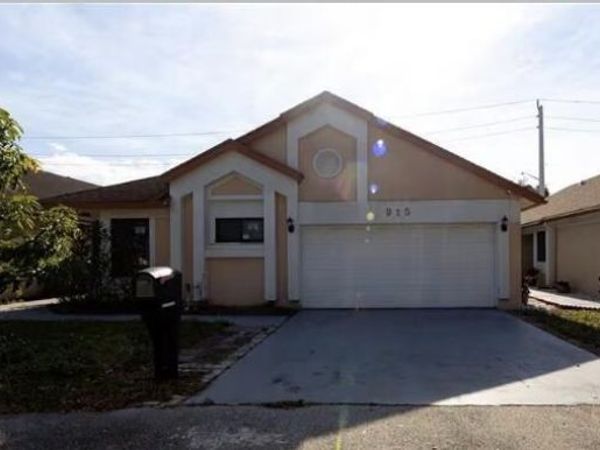 915 Buttonwood Avenue, North Lauderdale, FL 33068