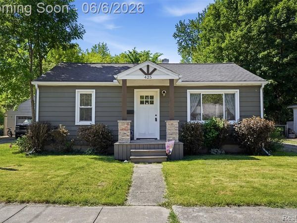 425 W Caroline Street, Fenton, MI 48430