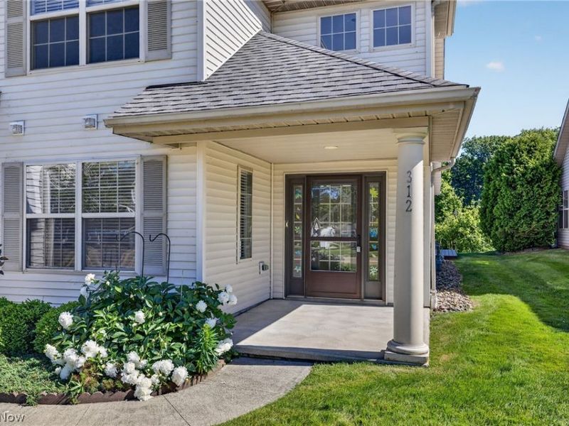 312 Lake Breeze Cove, Eastlake, OH 44095 Photo 4