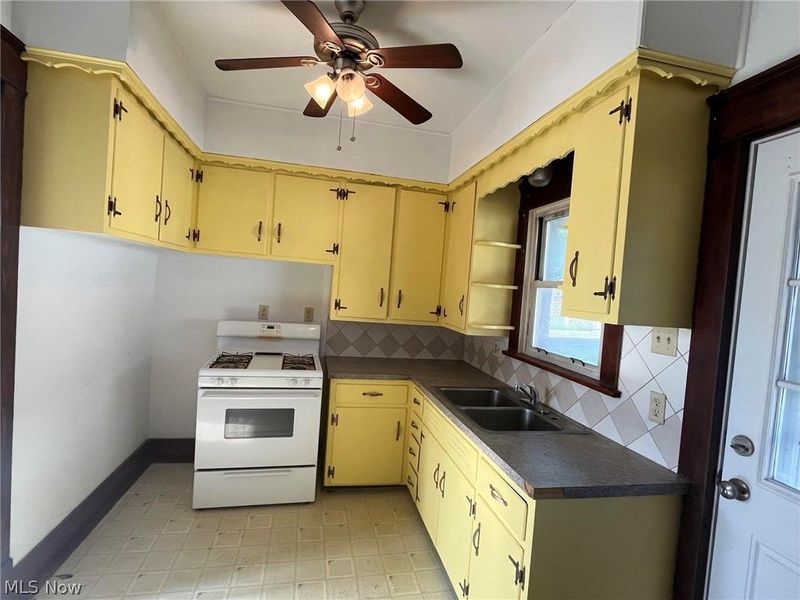 363 Spring Street , Struthers, OH 44471 Photo 5