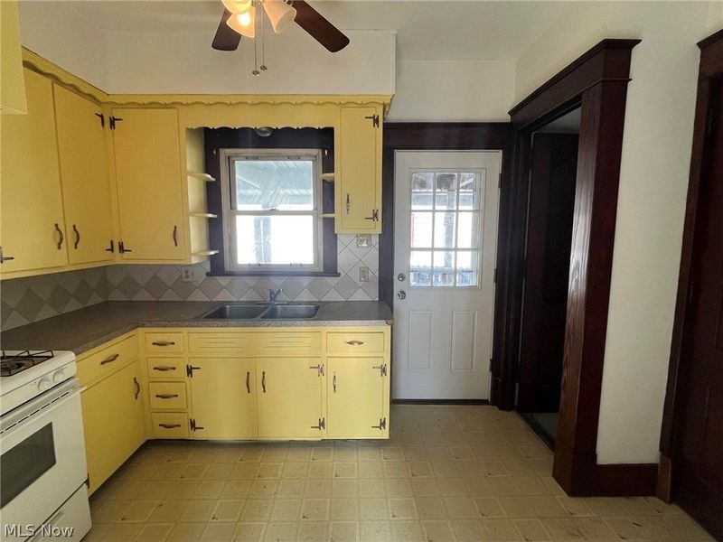 363 Spring Street , Struthers, OH 44471 Photo 6