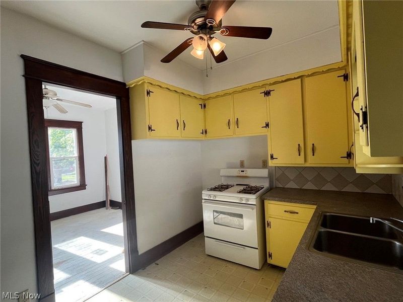 363 Spring Street , Struthers, OH 44471 Photo 7