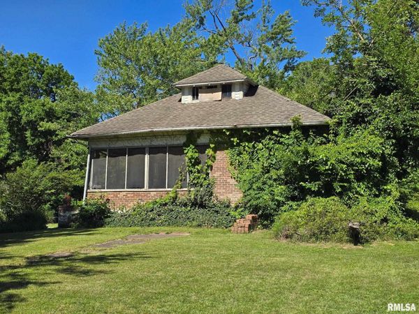 815 S DIVISION Street, Carterville, IL 62918