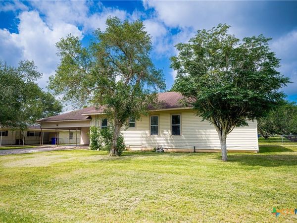 304 Turner Street , Yoakum, TX 77995