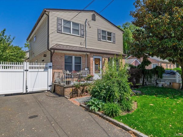 212 Gordon Avenue , Westbury, NY 11590