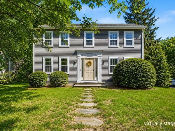 5 Pleasant St, Upton, MA 01568