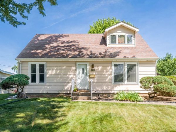 2368 Queens Court , Bettendorf, IA 52722