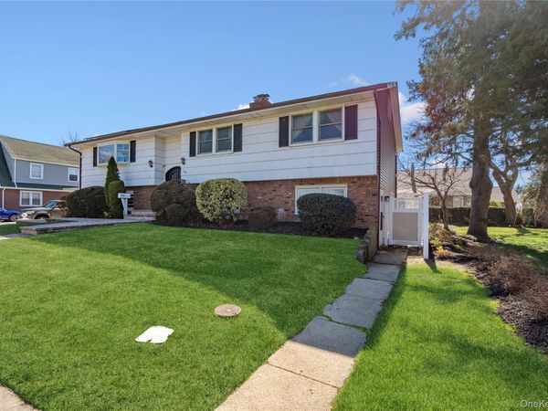445 S Wellwood Avenue , Lindenhurst, NY 11757