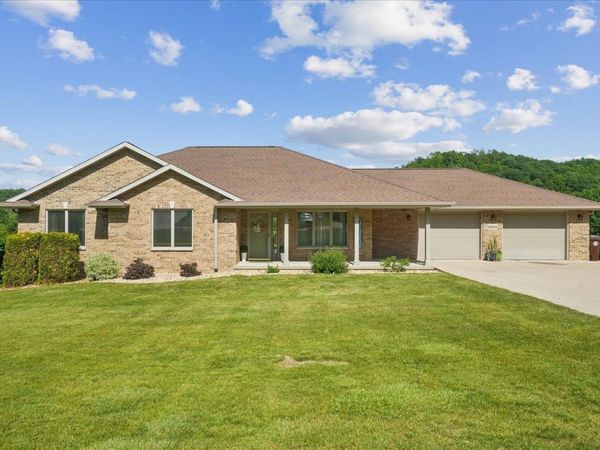 8284 Turkey Valley Lane, Dubuque, IA 52003