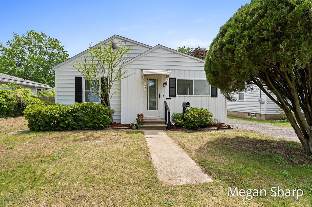 2557 Crozier Avenue, Muskegon, MI 49441 Main Photo