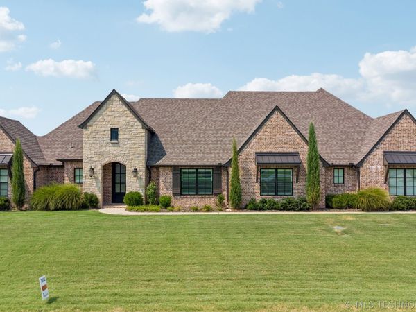 6270 N Creekwood Drive , Owasso, OK 74055