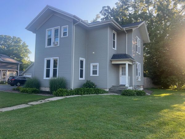 304 S Silver Lake St, Oconomowoc, WI 53066