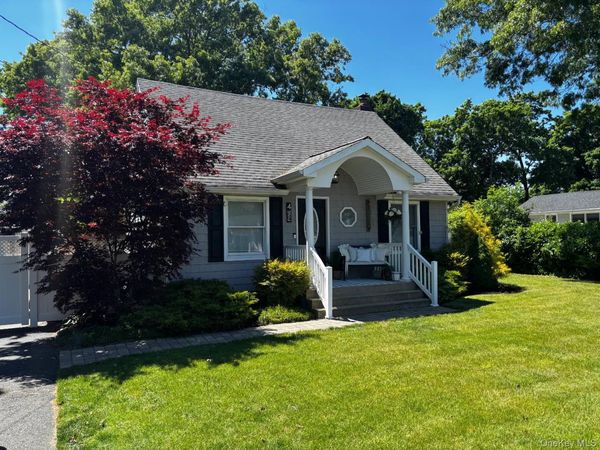 4 Pine Street , Holtsville, NY 11742