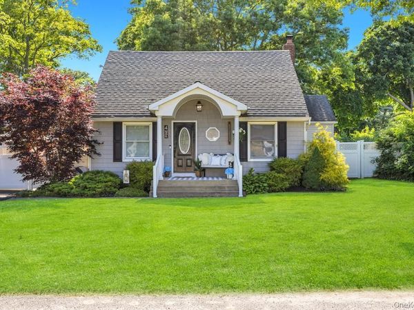 4 Pine Street , Holtsville, NY 11742