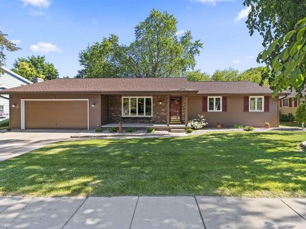 933 E CAPITOL DRIVE, Appleton, WI 54911