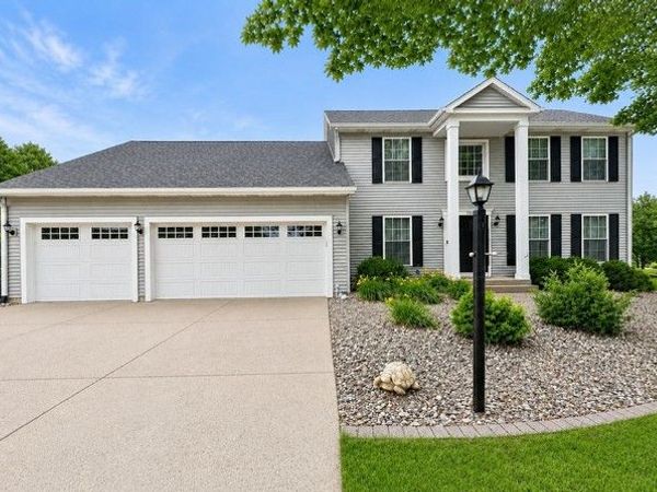 2520 Buckingham Avenue , Bettendorf, IA 52722
