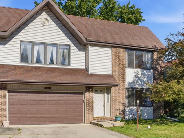903 Hampton Court , Valparaiso, IN 46383