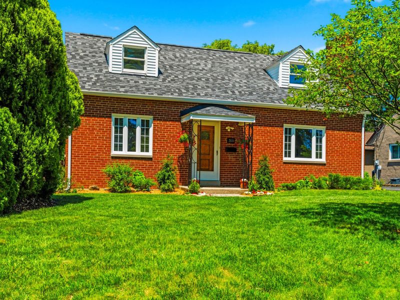 260 Dixon Court, Columbus, OH 43214 Photo 3
