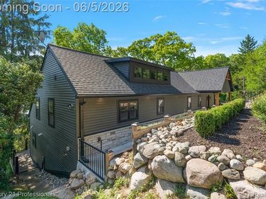 1420 Pettibone Lake Road, Highland Twp, MI 48356
