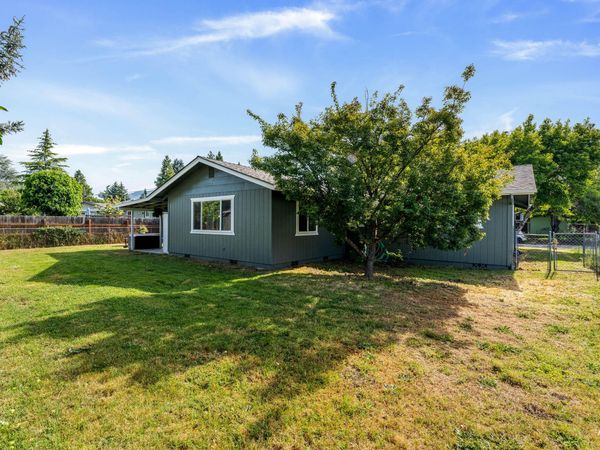 1120 SW Cottonwood Street, Grants Pass, OR 97526