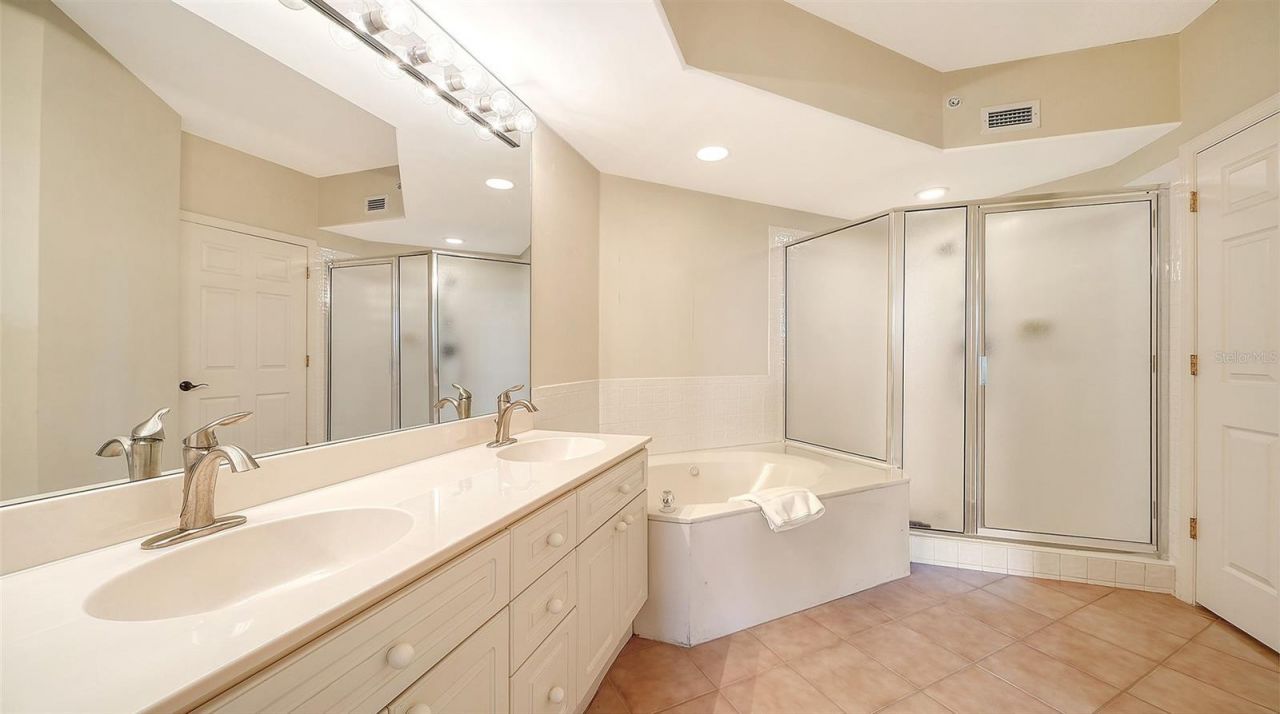 5420 Eagles Point Circle, Unit 206, Sarasota, FL 34231 Photo