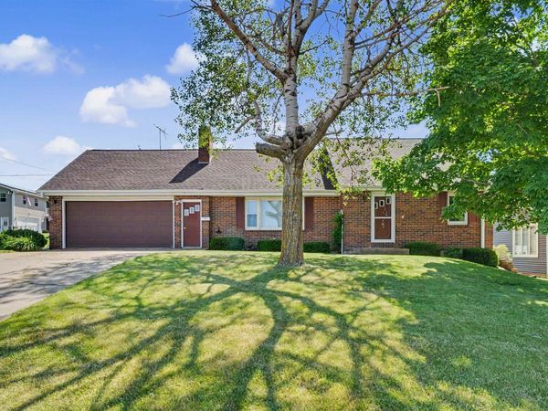 606 Main St., Holy Cross, IA 52053