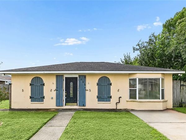 3225 DECOMINE Street , Chalmette, LA 70043