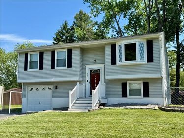 8142 Scotia Lane, Liverpool, NY 13090